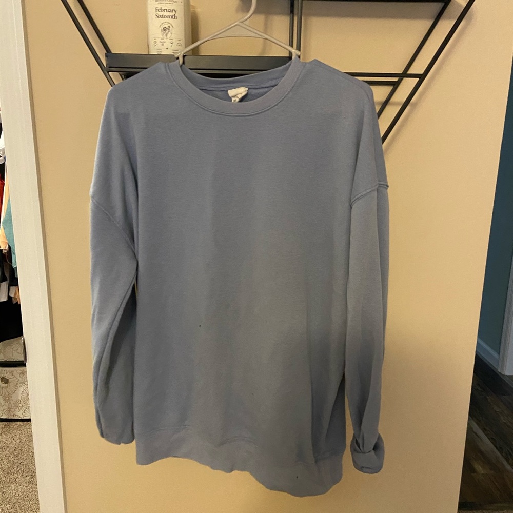 Tilly’s crewneck sweatshirt